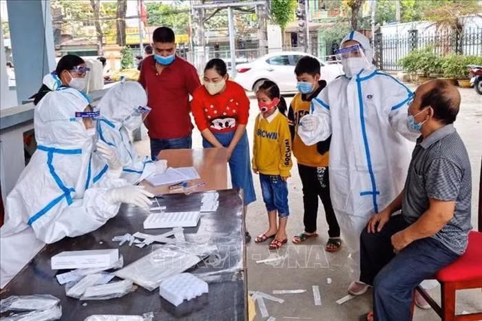 Cán bộ y tế lấy mẫu xét nghiệm tất cả các công dân trên địa bàn phường Ngọc Hà và các cháu học sinh trường Tiểu học Trần Phú (thành phố Hà Giang, Hà Giang). Ảnh: Minh Tâm/TTXVN. Cán bộ y tế lấy mẫu xét nghiệm tất cả các công dân trên địa bàn phường Ngọc Hà và các cháu học sinh trường Tiểu học Trần Phú (thành phố Hà Giang, Hà Giang). Ảnh: Minh Tâm/TTXVN.