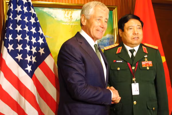 Bộ trưởng Quốc phòng Mỹ Chuck Hagel và Bộ trưởng Quốc phòng Việt Nam Phùng Quang Thanh. Ảnh: Vietnamnet. Bộ trưởng Quốc phòng Mỹ Chuck Hagel và Bộ trưởng Quốc phòng Việt Nam Phùng Quang Thanh. Ảnh: Vietnamnet.