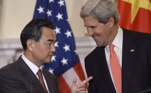 Ngoại trưởng Trung Quốc Vương Nghị và Ngoại trưởng Mỹ John Kerry. Ngoại trưởng Trung Quốc Vương Nghị và Ngoại trưởng Mỹ John Kerry.