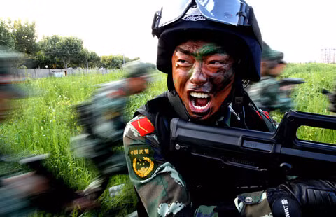 Quân đội Trung Quốc tổ chức tập trận đối kháng thực binh thực đạn, hình minh họa.