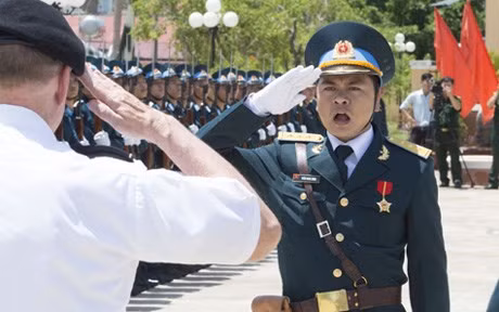 Chào báo cáo vị khách quý đến từ nước Mỹ tới thăm đơn vị. Ảnh: Thanh Nien News. Chào báo cáo vị khách quý đến từ nước Mỹ tới thăm đơn vị. Ảnh: Thanh Nien News.