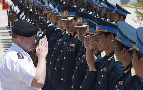 Chủ tịch Hội đồng Tham mưu trưởng Liên quân Mỹ thăm một đơn vị Không quân Việt Nam tại Đà Nẵng. Ảnh: Thanh Nien News. Chủ tịch Hội đồng Tham mưu trưởng Liên quân Mỹ thăm một đơn vị Không quân Việt Nam tại Đà Nẵng. Ảnh: Thanh Nien News.