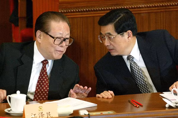 2 ông Giang Trạch Dân và Hồ Cẩm Đào trong một phiên họp. 2 ông Giang Trạch Dân và Hồ Cẩm Đào trong một phiên họp.