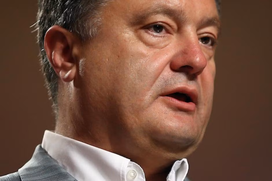 Tổng thống Ukraine Petro Poroshenko tuyên bố quân đội nước ông đã tiêu diệt số xe quân sự Nga xâm nhập lãnh thổ nước này. Tổng thống Ukraine Petro Poroshenko tuyên bố quân đội nước ông đã tiêu diệt số xe quân sự Nga xâm nhập lãnh thổ nước này.