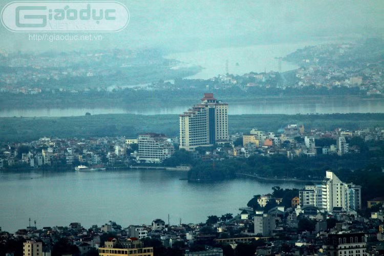 Một góc hồ tây (phìa đường Thanh Niên) và sông Hồng. Một góc hồ tây (phìa đường Thanh Niên) và sông Hồng.