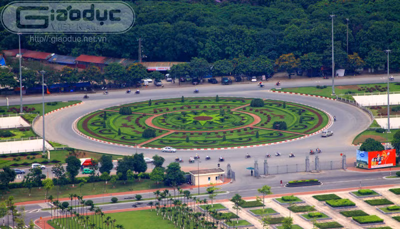 Cổng số 1 của Trung tâm Hội nghị Quốc gia đối diện với vòng xuyến trên Đại lộ Thăng Long với những họa tiết rất đẹp mắt được tạo thành từ bàn tay của những công nhân cây xanh. Cổng số 1 của Trung tâm Hội nghị Quốc gia đối diện với vòng xuyến trên Đại lộ Thăng Long với những họa tiết rất đẹp mắt được tạo thành từ bàn tay của những công nhân cây xanh.