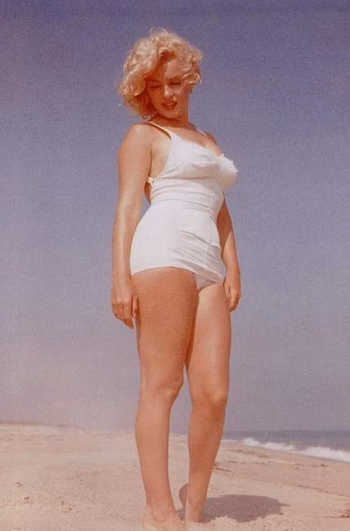 Marilyn Moonre là trường hợp "miễn bình luận". Quả bom sex thế kỷ 20 ghi dấu ấn quá sâu đậm vào tâm trí các nhà tạo mẫu thời trang, và cả công chúng. Vì vậy, không lạ khi cô là mỹ nhân đứng đầu danh sách "20 người đẹp mặc bikini đẹp nhất mọi thời đại".
