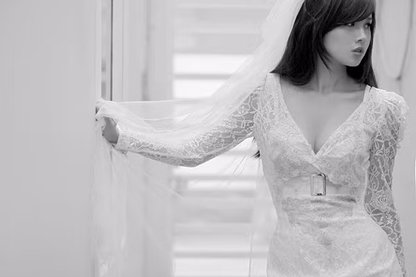 Chiếc váy cổ khoét chữ V khoe nét gợi cảm của thiếu nữ trưởng thành. Chiếc váy cổ khoét chữ V khoe nét gợi cảm của thiếu nữ trưởng thành.