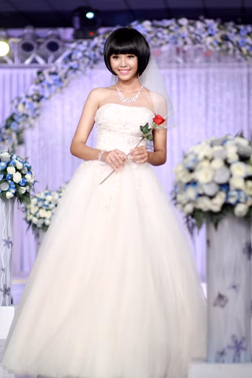 Lộng lẫy như công chúa nhỏ xinh trên sàn diễn. Cứ để tóc ngắn ma nơ canh như thế, có phải trông cô nàng rất dễ thương không nào. Lộng lẫy như công chúa nhỏ xinh trên sàn diễn. Cứ để tóc ngắn ma nơ canh như thế, có phải trông cô nàng rất dễ thương không nào.