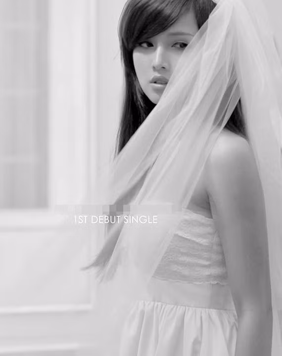 Nét buồn đọng vương trên mi mắt. Khăn voan trắng được tận dụng tối đa để làm nổi bật nét cuốn hút của cô nàng. Nét buồn đọng vương trên mi mắt. Khăn voan trắng được tận dụng tối đa để làm nổi bật nét cuốn hút của cô nàng.