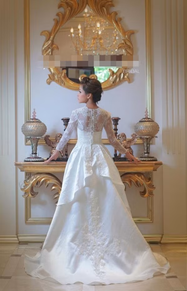Chiếc váy rất giống với váy áo của các nữ bá tước thời xưa. Phần lưng kín đáo, nhưng vẫn thể hiện được vẻ đẹp hình thể của người mặc. Chiếc váy rất giống với váy áo của các nữ bá tước thời xưa. Phần lưng kín đáo, nhưng vẫn thể hiện được vẻ đẹp hình thể của người mặc.