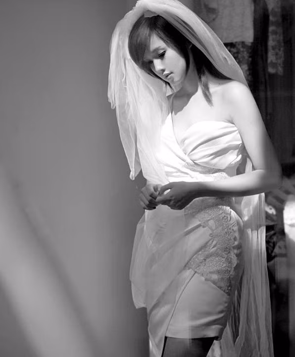 Bức hình chụp ngược sáng tạo hiệu quả thẩm mỹ cao. Trông hot girl 9x như một tượng sáp đầy biểu cảm. Bức hình chụp ngược sáng tạo hiệu quả thẩm mỹ cao. Trông hot girl 9x như một tượng sáp đầy biểu cảm.