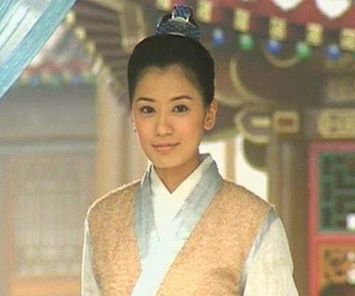 Giả Tịnh Văn...phúc hậu khi hóa thân thành nam nhi. (Ảnh: xinhua)