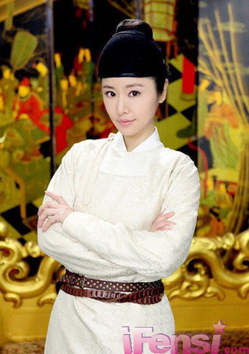 Khuynh Thế Hoàng Phi - bộ phim do người đẹp xứ Đài Lâm Tâm Như bỏ vốn sản xuất kiêm thể hiện vai chính hiện là tác phẩm nhận được nhiều sự quan tâm của khán giả Trung Quốc. Người đẹp vẫn mang những nét mong manh, ngọt ngào dù diện trang phục "công tử". (Ảnh: Vietbao)