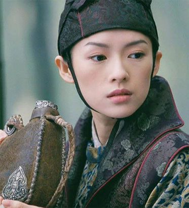 Chương Tử Di giả trai trong bộ phim "Thập diện mai phục". Vẻ đẹp mong manh, mỹ miều nhường này thì dù có diện trang phục nam đi chăng nữa, vẫn có thể dễ dàng nhận ra cô là nữ nhi. (Ảnh: Vietbao)