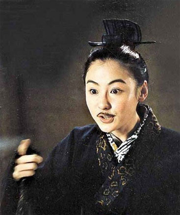 Trương Bá Chi từng nói "Tôi không đơn giản chỉ là người đàn bà đẹp". Quả thực, khi đóng giả nam, Trương Bá Chi phải thêm hàng ria mép để trở thành "đàn ông đích thực" trong Chung Vô Diệm. (Ảnh: xinhua)