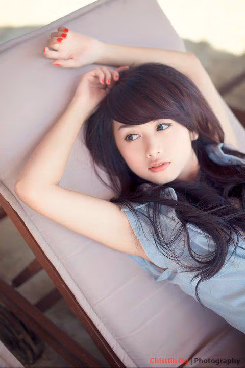 Gương mặt nhìn nghiêng lộ rõ các đường nét thanh tú, vô cùng xinh đẹp.. Gương mặt nhìn nghiêng lộ rõ các đường nét thanh tú, vô cùng xinh đẹp..