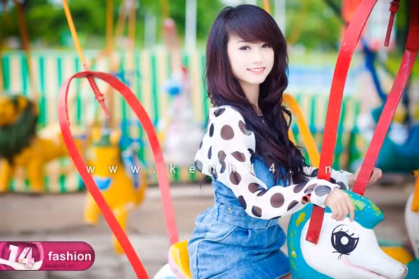 Trở về với style trang phục thường ngày, cô nàng thể hiện sự trẻ trung, nhí nhảnh, đáng yêu lạ. Trở về với style trang phục thường ngày, cô nàng thể hiện sự trẻ trung, nhí nhảnh, đáng yêu lạ.