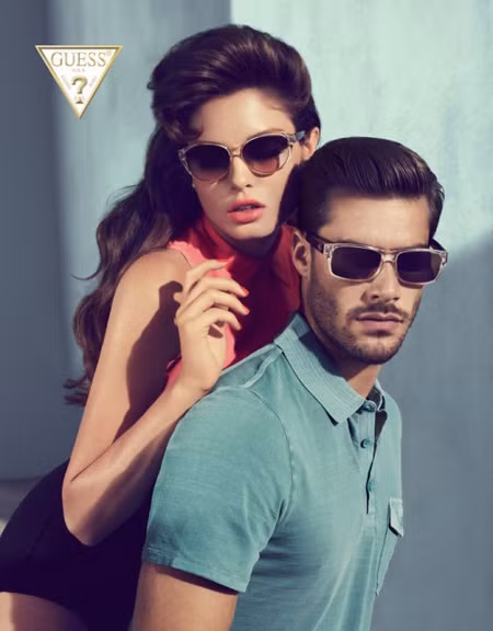Thời trang đôi cũng được Guess đẩy mạnh triển khai. Tuy nhiên, thay vì cho ra đời hai chiếc áo giống hết nhau về màu sắc, kiểu dáng, Guess lại tạo cho mỗi người một phong cách riêng: nàng thì ngọt ngào, chàng thì khỏe khoắn. Và, sự kết đôi của họ nằm ở .... đôi kính.