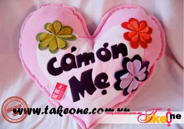 Một chiếc gối xinh, có dòng chữ thật ý nghĩa "cám ơn mẹ". Thông điệp nhắc nhở bé hãy luôn nhớ đến tình thương và công sức của Mẹ.