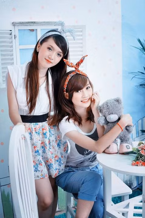 Tạo dáng bên bạn gái thân. Giang Nguyễn thực sự rất xinh đẹp, vẻ đẹp không dễ thấy giữa hàng nghìn teen girl cùng lứa tuổi. Chúc cho mỹ nhân facebook sẽ gặp nhiều may mắn, thành công trong tương lai.