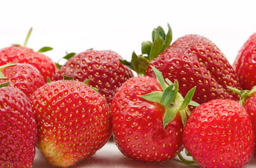 1. Dâu tây: Loại quả này chứa ít năng lượng nhưng lại rất giàu thành phần vitamin C, giúp tăng cường sức đề kháng của cơ thể. Ngoài ra, quả dâu tây còn có tác dụng rất tốt trong việc “làm sạch” đường tiêu hóa và củng cố chức năng giải độc của gan.