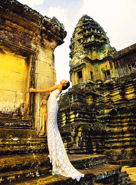 Chiếc váy có phom dáng cổ điển và khá đơn giản nhưng vẫn toát lên được vẻ đẹp kiêu sa.