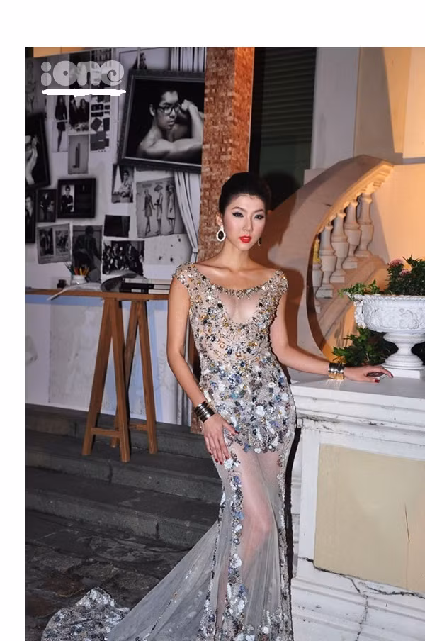 Người đẹp Ngọc Quyên diện chiếc đầm đính cườm kiểu "nàng tiên cá" khoe vòng 1 và đôi chân dài.