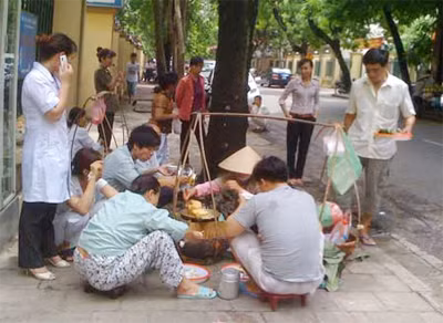 Thức ăn vỉa hè không đảm bảo ATVSTP - một trong những nguyên nhân gây ngộ độc thực phẩm.