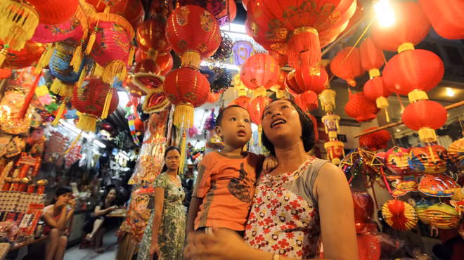 Lồng đèn nhựa Trung Quốc tràn ngập phố Hàng Mã (Hà Nội) - Ảnh: Nguyễn Khánh