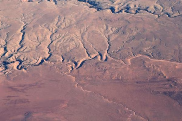Great Basin cũng có những dòng sông cạn chảy qua, tạo nên một mạng lưới ngoằn nghèo trên nền sa mạc bằng phẳng.