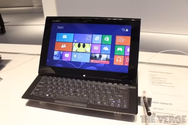 Sony Vaio Duo 11: Sony Vaio Dual 11 có thiết kế lai giữa tablet và laptop. Bàn phím Qwerty đầy đủ được gắn liền vào máy giúp người dùng thao tác trên máy như một chiếc tablet bình thường nhưng màn hình cảm ứng giúp mang lại trải nghiệm chạm vuốt trên tablet. Ngoài ra, Dual 11 hỗ trợ cả bút cảm ứng. Màn hình cảm ứng của máy rộng 11,6 inch và cho độ phân giải full HD; Dual 11 nặng 1,31 kg; dùng chip Core i của Intel; RAM 4 GB hoặc 8 GB; ổ SSD 128 GB hoặc 256 GB.