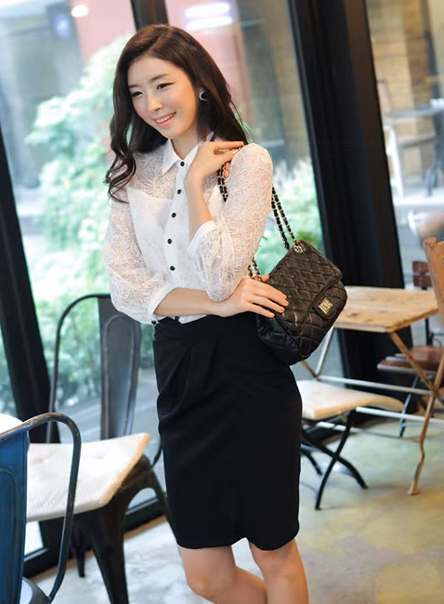 Khoảng may đáp trước ngực sẽ giúp chiếc áo ren thêm phần kín đáo, lịch sự. Khoảng may đáp trước ngực sẽ giúp chiếc áo ren thêm phần kín đáo, lịch sự.