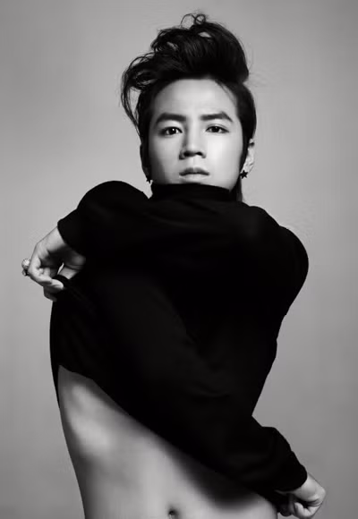 Không chỉ vén áo sexy khi chụp hình cho tạp chí,...