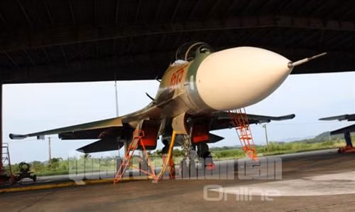 Một chiếc Su-30 được chuẩn bị kỹ thuật trước ban bay