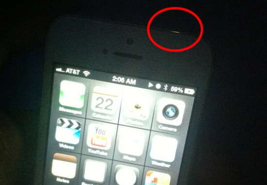 iPhone 5 màu trắng gặp lỗi hở sáng khi dùng trong bóng tối. iPhone 5 màu trắng gặp lỗi hở sáng khi dùng trong bóng tối.