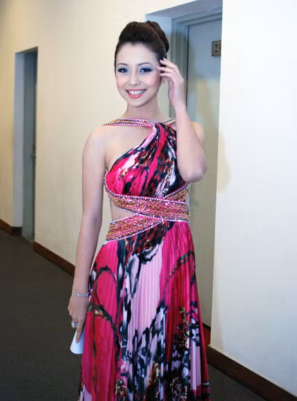 Jennifer Phạm với đầm đỏ hoa, chéo 2 dây nhìn rất quyến rũ.