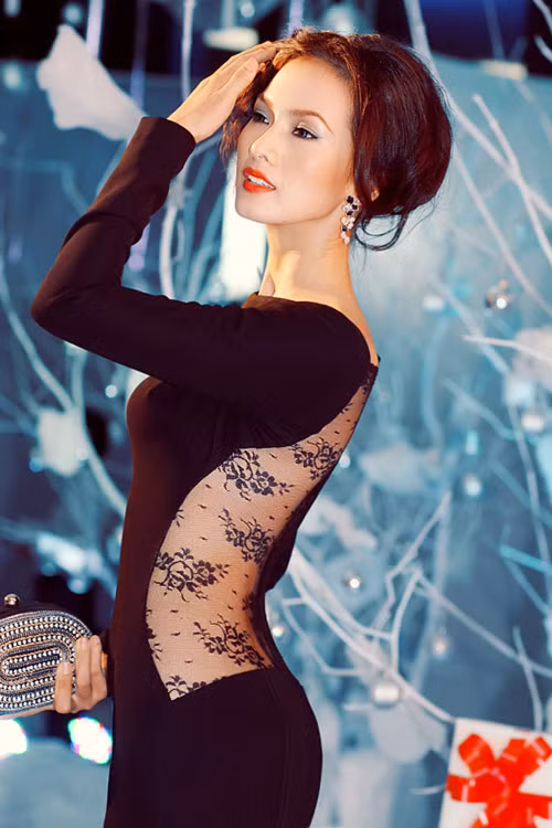 Vóc dáng siêu mẫu vẫn còn “nguyên vẹn”.