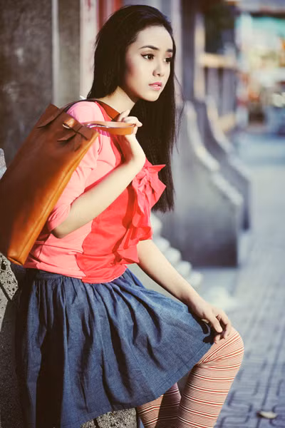 Bảo Trân trông thật xinh đẹp và đáng yêu với áo hồng và chân váy xòe nhưng vẫn thể hiện phong cách 'độc đáo' khi mix cùng quần leggings kẻ ngang. Đây là những item (món đồ) khó kết hợp với nhau, nhất là đối với những cô nàng có vóc dáng thấp bé. Tuy nhiên, với đôi chân dài và vóc dáng cao thì bộ cánh này càng tôn thêm vẻ xin xắnh và hồn nhiên của Bảo Trân. Bảo Trân trông thật xinh đẹp và đáng yêu với áo hồng và chân váy xòe nhưng vẫn thể hiện phong cách 'độc đáo' khi mix cùng quần leggings kẻ ngang. Đây là những item (món đồ) khó kết hợp với nhau, nhất là đối với những cô nàng có vóc dáng thấp bé. Tuy nhiên, với đôi chân dài và vóc dáng cao thì bộ cánh này càng tôn thêm vẻ xin xắnh và hồn nhiên của Bảo Trân.