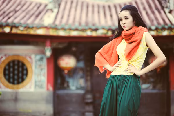 Quần Harem (hay còn được gọi là quần Alibaba), là dáng quần xếp ly thụng phần hông, đũng với chất liệu vải mềm, rủ, có nguồn gốc từ Ả Rập, đã xuất hiện từ lâu và từng trở thành 'cơn sốt' trong làng thời trang vào năm 2010. Kiểu quần này rất hợp với những bạn gái có dáng người cao ráo, mảnh mai như Bảo Trân, chúng cũng dễ dàng kết hợp với nhiều kiểu trang phục, đặc biệt là áo lửng, áo ôm sát... Quần Harem (hay còn được gọi là quần Alibaba), là dáng quần xếp ly thụng phần hông, đũng với chất liệu vải mềm, rủ, có nguồn gốc từ Ả Rập, đã xuất hiện từ lâu và từng trở thành 'cơn sốt' trong làng thời trang vào năm 2010. Kiểu quần này rất hợp với những bạn gái có dáng người cao ráo, mảnh mai như Bảo Trân, chúng cũng dễ dàng kết hợp với nhiều kiểu trang phục, đặc biệt là áo lửng, áo ôm sát...