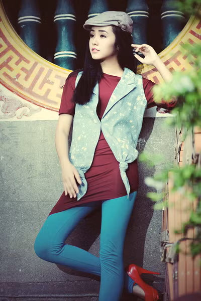 Đôi lúc, người mẫu teen trông thật cá tính và sành điệu khi mix quần leggings (quần tất) với áo dáng dài, giày cao gót cùng mũ. Thông thường, leggings màu sắc và áo thun ôm vạt xéo luôn giúp tôn lên vẻ đẹp hình thể quyến rũ. Áo gile denim bụi bặm với hai vạt áo thắt ấn tượng được Bảo Trân đặc biệt yêu thích. Đôi lúc, người mẫu teen trông thật cá tính và sành điệu khi mix quần leggings (quần tất) với áo dáng dài, giày cao gót cùng mũ. Thông thường, leggings màu sắc và áo thun ôm vạt xéo luôn giúp tôn lên vẻ đẹp hình thể quyến rũ. Áo gile denim bụi bặm với hai vạt áo thắt ấn tượng được Bảo Trân đặc biệt yêu thích.