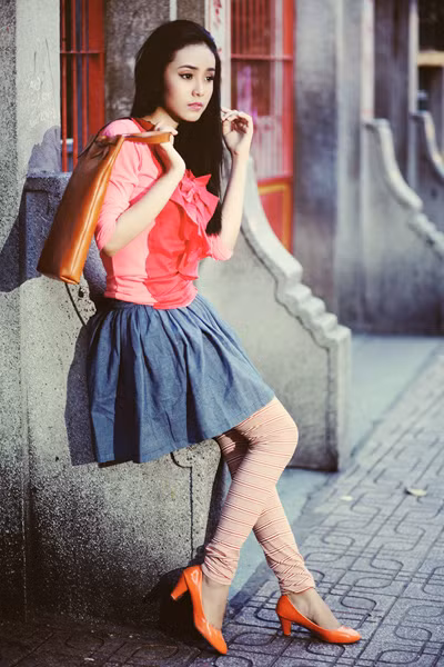 Những bộ cánh sắc màu, rộng rãi và phá cách là xì-tai yêu thích của người mẫu tuổi teen Bảo Trân trong những ngày đầu thu. Hãy cùng ngắm xem Bảo Trân xinh tươi dạo bước trên một góc phố xưa Sài Thành trong buổi chiều thu chạng vạng. Những bộ cánh sắc màu, rộng rãi và phá cách là xì-tai yêu thích của người mẫu tuổi teen Bảo Trân trong những ngày đầu thu. Hãy cùng ngắm xem Bảo Trân xinh tươi dạo bước trên một góc phố xưa Sài Thành trong buổi chiều thu chạng vạng.