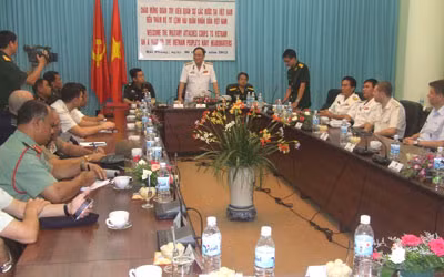 Đô đốc Nguyễn Văn Hiến nói chuyện với đoàn Tùy viên Quân sự, Quốc phòng nước ngoài tại Việt Nam