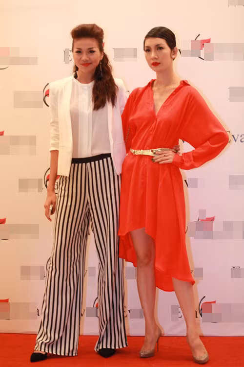 Thanh Hằng thanh lịch và nền nã khi mix quần ống rộng kẻ đen trắng cùng áo vest. Thanh Hằng thanh lịch và nền nã khi mix quần ống rộng kẻ đen trắng cùng áo vest.