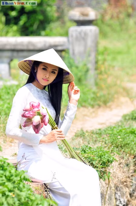 Ngọc Hân thuần khiết bên hoa sen. Ngọc Hân thuần khiết bên hoa sen.