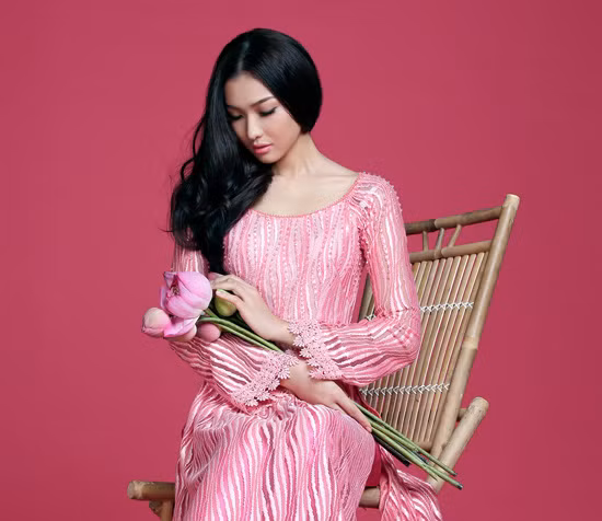 Bích Khanh e ấp như đóa hoa sen Bích Khanh e ấp như đóa hoa sen