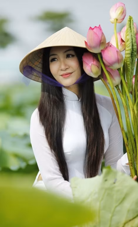 Á hậu Thùy Trang đẹp dịu dàng bên hoa sen và tà áo dài truyền thống. Á hậu Thùy Trang đẹp dịu dàng bên hoa sen và tà áo dài truyền thống.