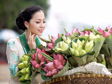 Linh Nga say đắm với hương sen. Linh Nga say đắm với hương sen.