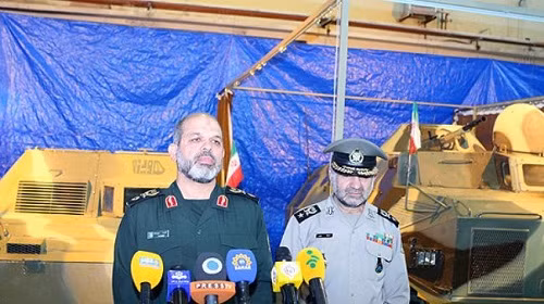 Bộ trưởng Quốc phòng Iran (trái) trong lễ ra mắt 2 xe bọc thép siêu nhẹ (Nguồn: Press TV) Bộ trưởng Quốc phòng Iran (trái) trong lễ ra mắt 2 xe bọc thép siêu nhẹ (Nguồn: Press TV)