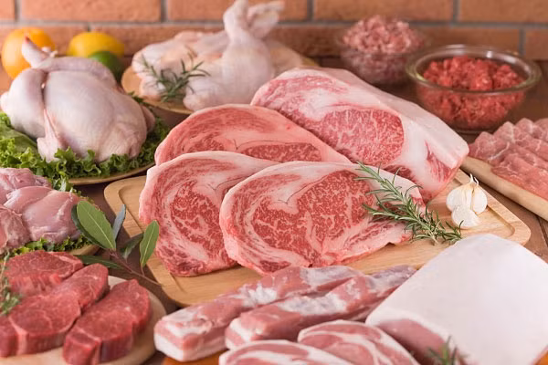 3. Bệnh gút: Khi thận không đủ khả năng lọc thải hết các chất chứa nitơ độc hại thì creatinin và acid uric tăng cao trong máu. Nồng độ acid uric tăng cao sẽ lắng đọng lại trong các khớp nhỏ như khớp ngón tay, ngón chân gây nên bệnh gút. Tại các khớp, acid uric đọng lại kết tinh thành tinh thể tạo ra phản ứng viêm, gây nhiều đau nhức cho bệnh nhân. 3. Bệnh gút: Khi thận không đủ khả năng lọc thải hết các chất chứa nitơ độc hại thì creatinin và acid uric tăng cao trong máu. Nồng độ acid uric tăng cao sẽ lắng đọng lại trong các khớp nhỏ như khớp ngón tay, ngón chân gây nên bệnh gút. Tại các khớp, acid uric đọng lại kết tinh thành tinh thể tạo ra phản ứng viêm, gây nhiều đau nhức cho bệnh nhân.